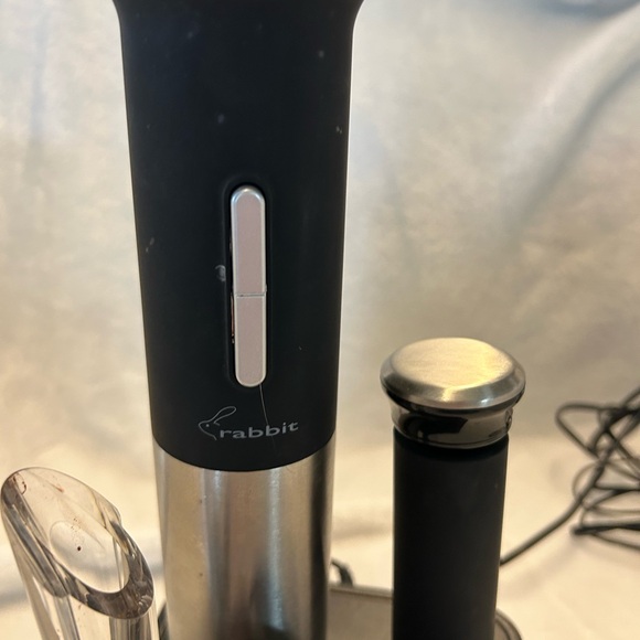 Rabbit electric wine bottle opener with additional corks - Picture 4 of 4